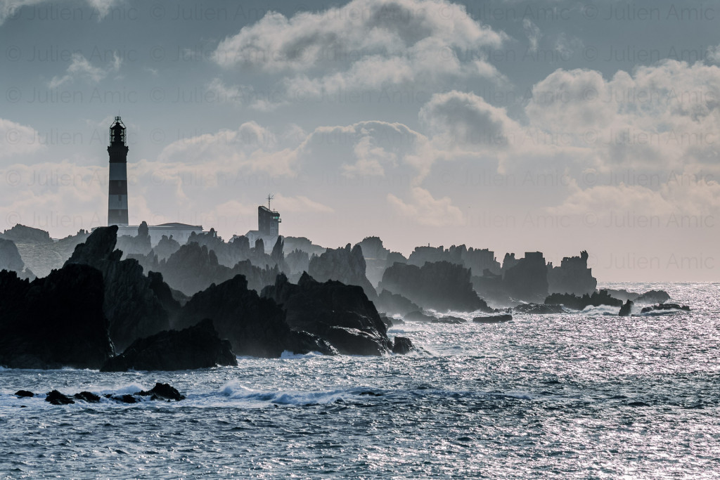 Ouessant la bleue - Julien Amic - couverture du livre Îles d'Iroise